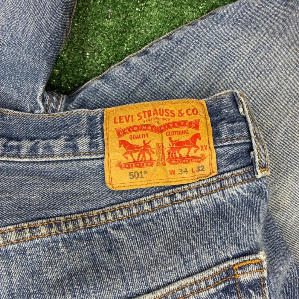 Y2K 2000's Levi's 501 Medium Wash Jeans